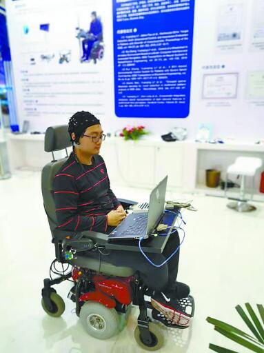 Brain control wheelchair appears! Experience AI black technology in world sound Expo