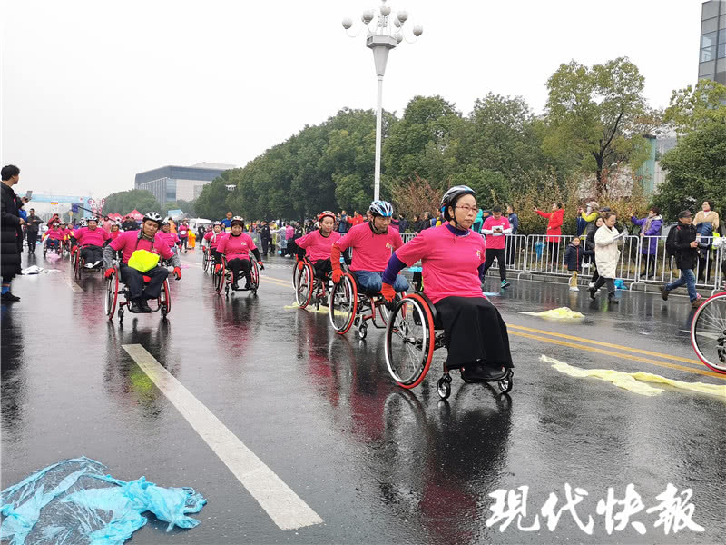 21 wheelchair "runners" shine Danyang marathon, challenge success!