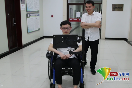 用眼球就能控制！西电学生制作智能轮椅赠送渐冻症患者
