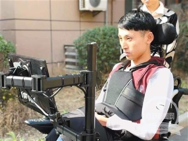 西安电子科技大学学生团队成功研制第三代眼控智能轮椅